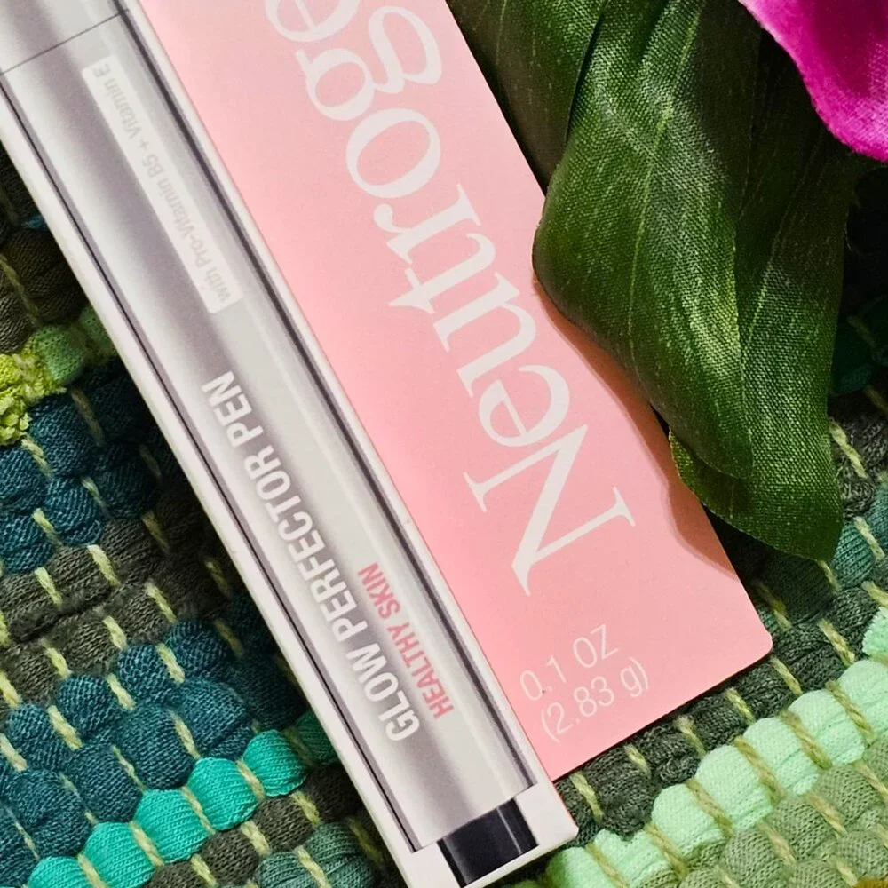 Neutrogena Healthy Skin Glow Perfector Pen, Pro-Vitamin B5 + Vitamin E. Light